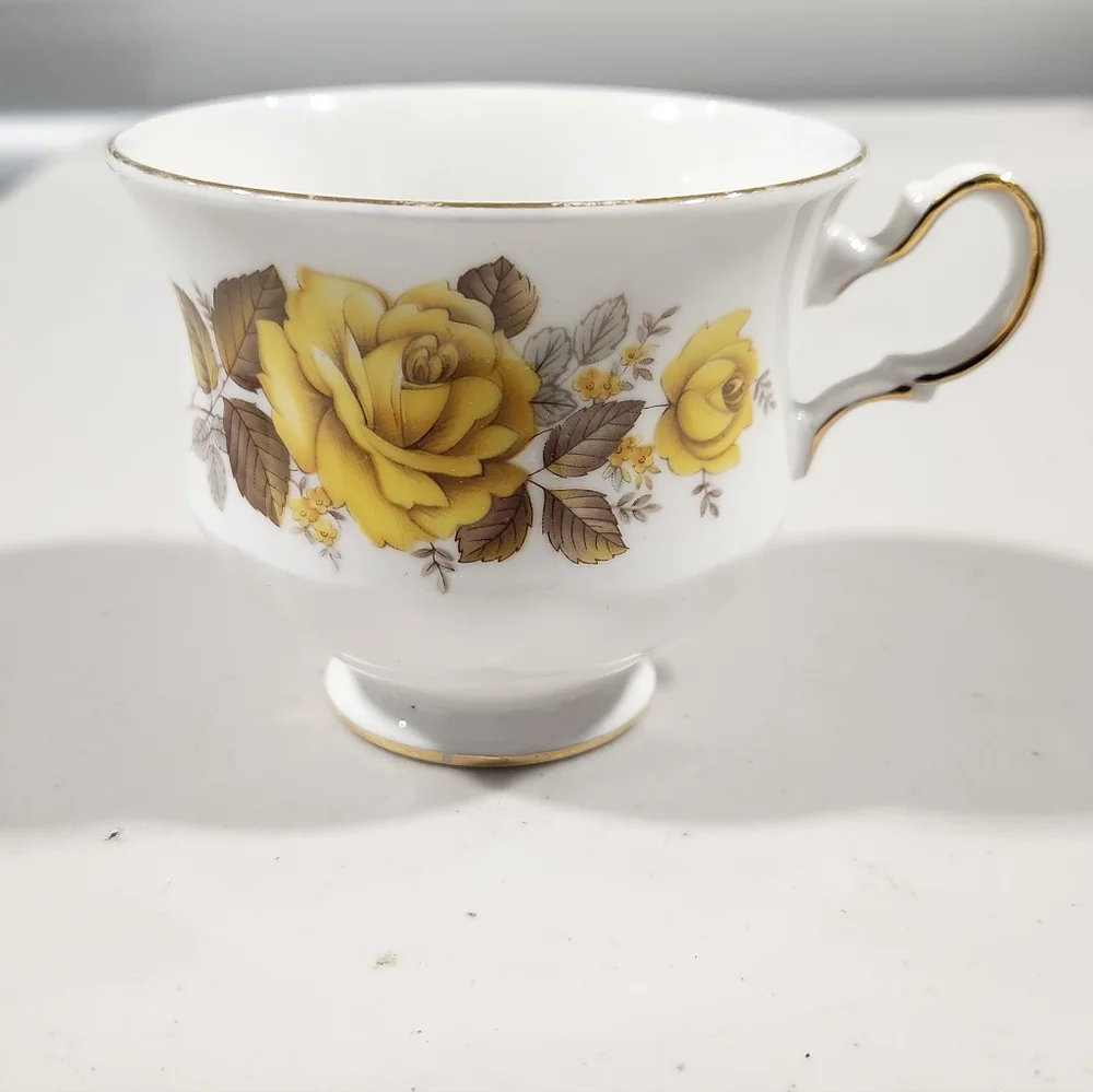 Queen Anne, Yellow Rose Bone China Teacup and Saucer Set - Picture 5 of 7